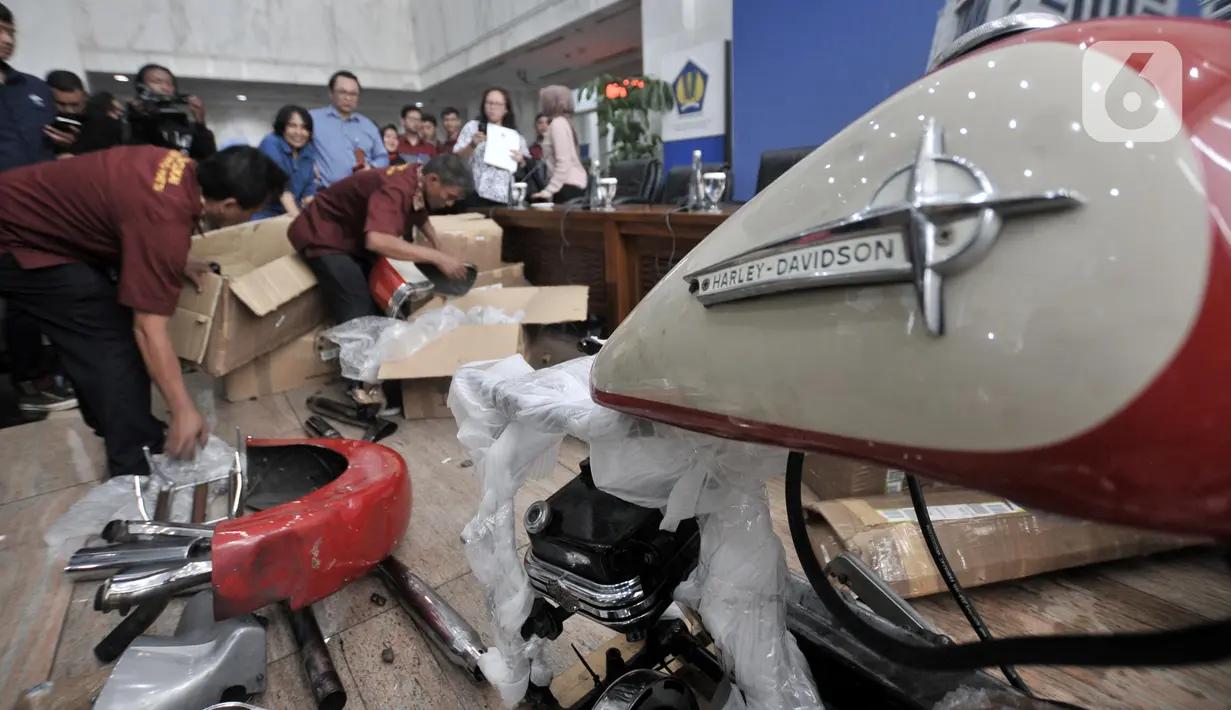 Petugas Bea Cukai menyiapkan barang bukti pada konferensi pers terkait penyelundupan motor Harlery Davidson dan sepeda Brompton menggunakan pesawat baru milik Garuda Indonesia di Kementerian Keuangan, Jakarta, Kamis (5/12/2019). (merdeka.com/Iqbal S Nugroho)