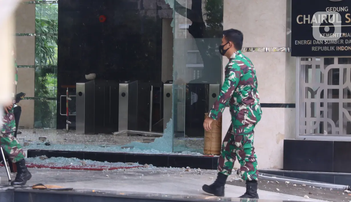 Aparat TNI berjaga di gedung Kementerian Energi dan Sumber Daya Mineral (ESDM), Jakarta, Jumat (9/10/2020). Terjadi aksi perusakan dan penjarahan di gedung Kementerian ESDM saat unjuk rasa penolakan Undang-Undang (UU) Cipta Kerja, Kamis 8 Oktober 2020. (Liputan6.com/Angga Yuniar)