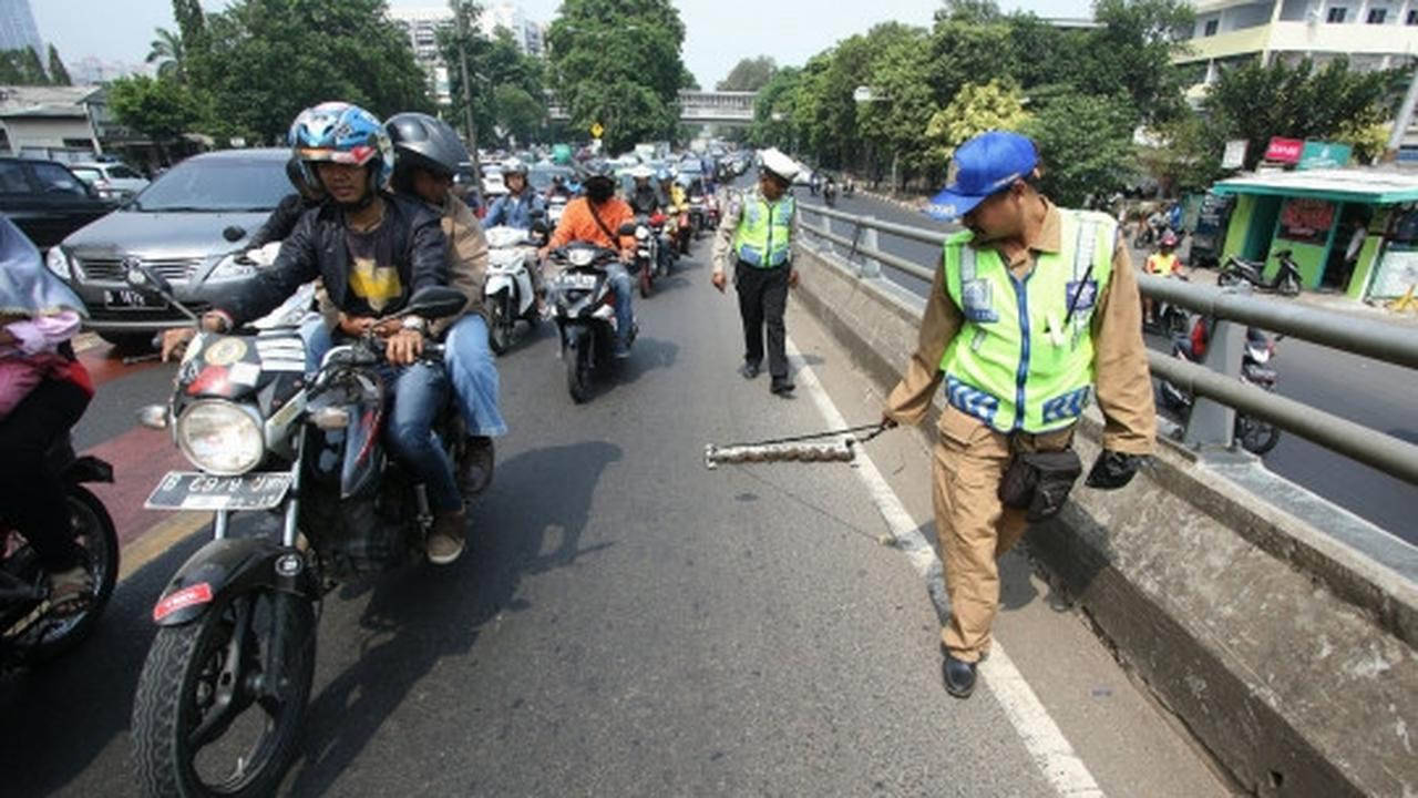 Relawan Saber sapu bersih ranjau paku di kawasan Roxy