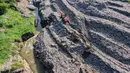Kondisi aliran Kali Pesanggrahan yang menyempit di kawasan Pasir Putih, Depok, Jawa Barat, Senin (27/4/2026), setelah longsoran sampah dari Tempat Pembuangan Akhir (TPA) Cipayung menutup sebagian badan sungai. (merdeka.com/Arie Basuki)