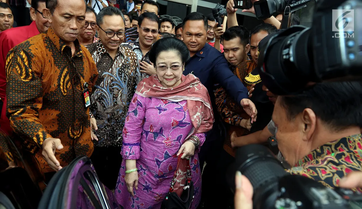 Ketua Dewan Pengarah BPIP Megawati Soekarnoputri usai menghadiri acara Silaturahmi UKP PIP/BPIP dengan MPR RI di Senayan, Jakarta, Rabu (14/3). Pertemuan itu juga membahas garis besar haluan pembinaan Ideologi Pancasila. (Liputan6.com/JohanTallo)