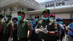 Tim SAR TNI saat bersiap menerima 4 jenazah penumpang AirAsia QZ8501, Surabaya, Kamis (1/1/2015). (Liputan6.com/Johan Tallo)