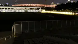 Tanda-tanda laga uji coba itu batal terlihat dari lampu Stadion Madya yang padam kurang dari satu jam sebelum kick-off. (Foto: Bola.com/M. Iqbal Ichsan)
