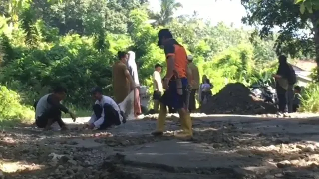 Warga gotong royong perbaiki jalan rusak di kawasan wisata Geyser Cipanas, Kecamatan Cisolok, Kabupaten Sukabumi.