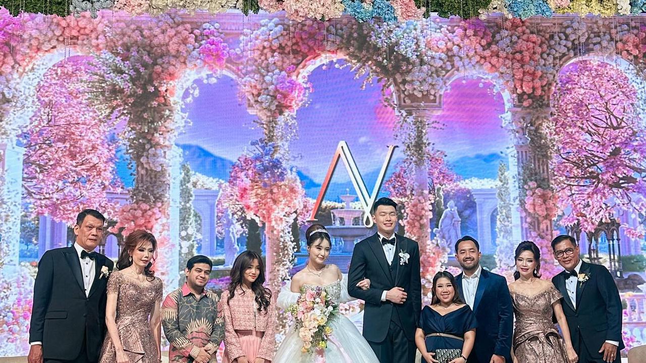 Kondangan ke Pernikahan Vior, Kiky Saputri Foto di Samping Mempelai Pria - Tinggi Badan Keduanya Disorot