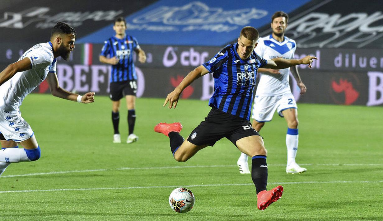 Pemain Atalanta, Mario Pasalic, mencetak gol ke gawang Brescia pada laga Serie A di Stadion Gewiss, Selasa (14/7/2020). Atalanta menang 6-2 atas Brescia. (Gianluca Checchi/LaPresse via AP)