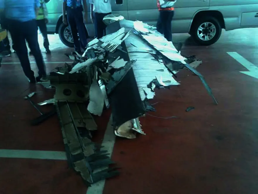 Senggolan pesawat Lion Air dengan Wings Air di landasan pacu Bandara Kualanamu, Deli Serdang, Sumut, menyebabkan kerusakan cukup parah pada sayap kedua pesawat. (Liputan6.com/Reza Efendi)
