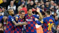 Pemain Barcelona merayakan gol Antoine Griezmann (dua dari kiri) ke gawang Deportivo Alaves pada laga pekan ke-18 La Liga Spanyol, di Camp Nou, Sabtu (21/12/2019). Barcelona pun menang 4-1 atas Alaves. (AFP/Lluis Gene)