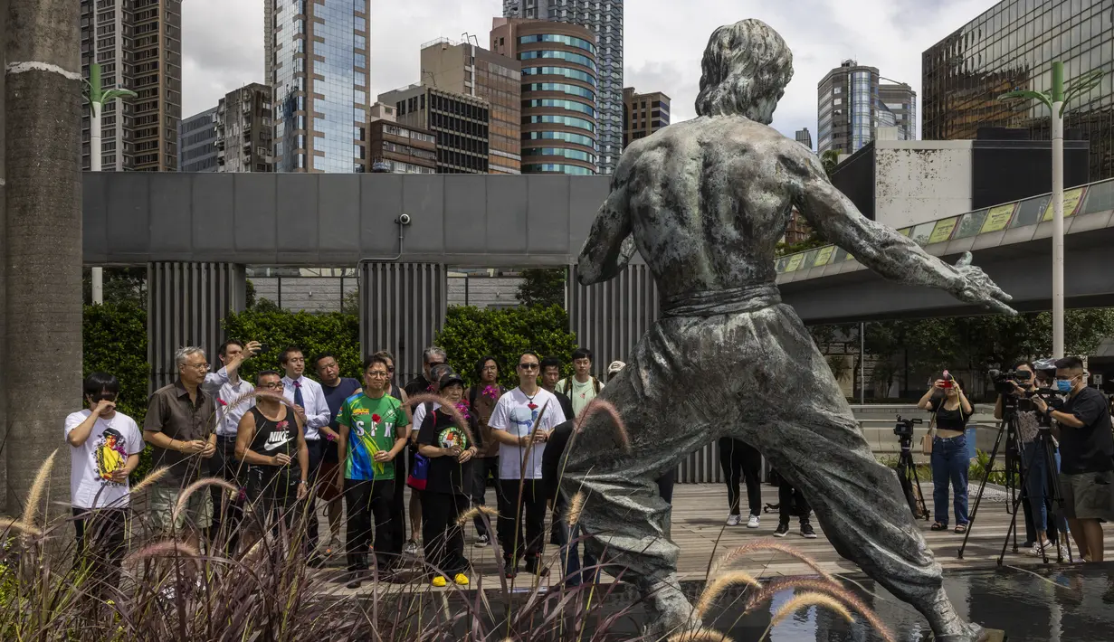 <p>Bruce Lee, yang film-filmnya membuat kegemaran kung fu di seluruh dunia, adalah salah satu pria Asia pertama yang meraih ketenaran Hollywood, dan pengaruhnya masih dapat dirasakan di Hong Kong. (AP Photo/Louise Delmotte)</p>