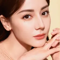 Telah hadir, serum mata dengan Dual-Formula generasi terkini dari Clarins yang diformulasikan dengan 6 ekstrak tumbuhan. / Foto: dok Clarins