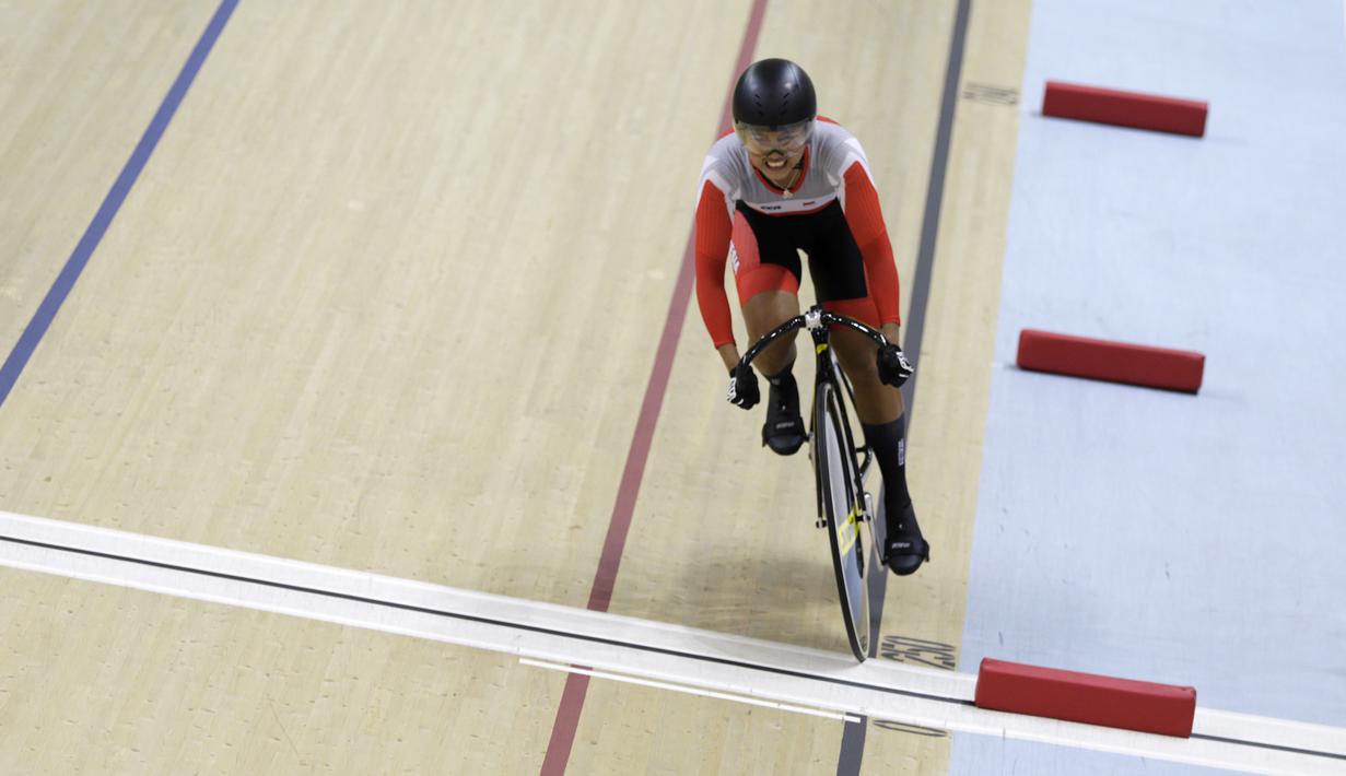 Pesepeda Indonesia, Chrismonita Dwi Putri, memacu kecepatan pada nomor 500 meter Time Trial saat Asian Track Championship 2019 di Jakarta International Veledrome, Jakarta, Kamis (10/1). Chrismonita berhasil meraih perunggu. (Bola.com/Yoppy Renato)