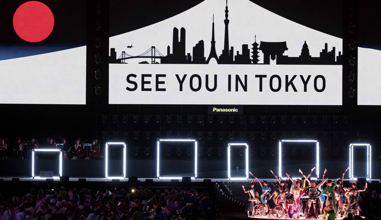 Penari bergoyang dengan latar tulisan Tokyo sebagai tuan rumah Paralimpiade 2020 di Stadion Maracana, Rio de Janeiro, Brasil, (19/9/2016) WIB.  (EPA/Simon Bruty for OIS/IOC)