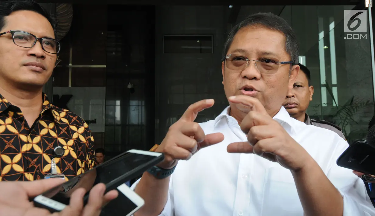 Menteri Komunikasi dan Informatika (Menkominfo) Rudiantara seusai menyambangi gedung KPK di Jakarta, Rabu (3/10). Menkominfo Rudiantara menyatakan kehadirannya untuk berdiskusi dengan KPK terkait barang bukti elektronik. (Merdeka.com/Dwi Narwoko)