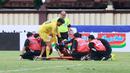 Kiper Arema FC, Adilson Maringa membantu mengangkat pemain PSM Makassar ke tandu pada laga BRI Liga 1 2022/2023 di Stadion PTIK, Jakarta, Sabtu (4/2/2023). Arema FC Kalah dengan skor 0-1. (Bola.com/M Iqbal Ichsan)