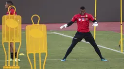 Kiper Venezuela Wuilker Farinez menghadiri sesi latihan di Caracas, Venezuela, Selasa (5/10/2021). Venezuela akan bertanding melawan Brasil dalam pertandingan Kualifikasi Piala Dunia 2022 Zona Amerika Selatan pada Jumat, 8 Oktober 2021 WIB. (Yuri CORTEZ / AFP)