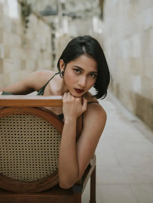 <p>Tampilan gaya rambut asimetris saat ditata lurus. Pesonanya semakin membius. (Foto: Instagram @aghninyhaque)</p>