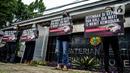 Aktivis dari PETA melakukan aksi mengecam pemotongan sapi di depan Kementerian Pertanian, Jakarta, Kamis (11/11/2021). Mereka meminta publik menjadi vegan dengan menolak mengkonsumsi daging sapi karena menemukan kejanggalan beberapa rumah potong hewan (RPH) di Indonesia. (Liputan6.com/Faizal Fanani)