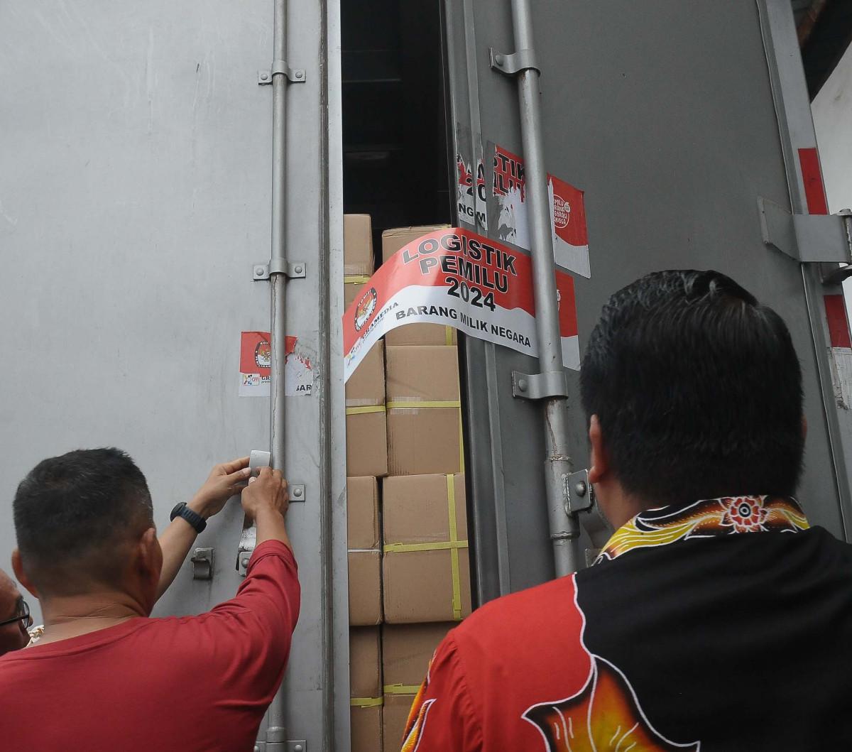 Komisi Pemilihan Umum (KPU) Jakarta Timur menerima kedatangan surat kertas pemilu untuk Presiden dan wakil presiden di Kawasan Industri Pulogadung, Jakarta, Minggu (7/1/2024).