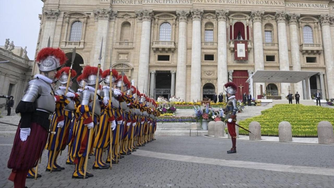 Barisan pasukan pengawal Swiss berdiri di alun-alun Santo Petrus sebelum dimulainya Misa Paskah sebagai bagian dari puncak perayaan Pekan Suci, di Vatikan pada (31/3/2024). Foto : Tiziana FABI / AFP
