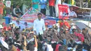 Capres 01 Joko Widodo menyapa warga saat kampanye terbuka di Indramayu, Jawa Barat, Jumat (5/4). Dalam sambutannya Jokowi berjanji menjaga Indramayu sebagai lumbung padi nasional. (Liputan6.com/Angga Yuniar)