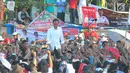 Capres 01 Joko Widodo menyapa warga saat kampanye terbuka di Indramayu, Jawa Barat, Jumat (5/4). Dalam sambutannya Jokowi berjanji menjaga Indramayu sebagai lumbung padi nasional. (Liputan6.com/Angga Yuniar)