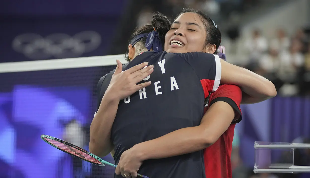 Pebulu tangkis tunggal putri Indonesia, Gregoria Mariska Tunjung tersingkir di semifinal Olimpiade Paris 2024 usai memberi perlawanan sengit kepada unggulan pertama asal Korea Selatan, An Se-young dalam laga tiga gim 21-11, 13-21 dan 16-21 di Porte de La Chapelle Arena, Paris, Minggu (4/8/2024). Usai laga, An Se-young memeluk hangat Jorji sebagai apresiasinya atas perlawanan gigih yang ditampilkan sepanjang laga. (AP Photo/Kin Cheung)