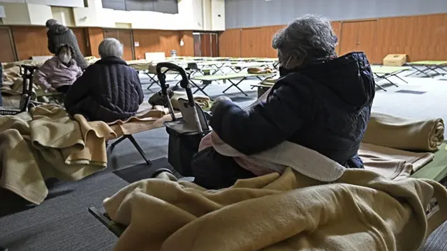 Para pengungsi bersiap kembali ke rumah setelah peringatan tsunami dicabut di Kota Hidaka, Jepang utara, pada Selasa, (9/12/2025), menyusul gempa magnitudo 7,5 yang terjadi pada Senin (8/12) malam.