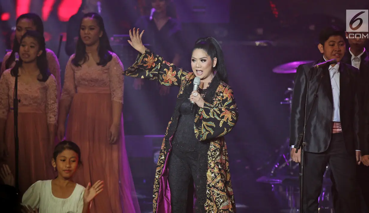 Penyanyi Vina Panduwinata tampil pada konser bertajuk 'September Ceria' di Balai Sarbini, Jakarta, Jumat (8/9). Konser tersebut digelar untuk merayakan 35 tahun berkarya di industri musik. (Liputan6.com/Herman Zakharia)