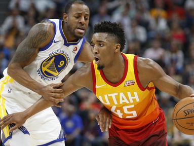 Aksi pemain Utah Jazz, Donovan Mitchell (kanan) mencoba melewati adangan pemain Warriors, Andre Iguodala pada lanjutan NBA basketball game di Vivint Smart Home Arena, Salt Lake City, (30/1/2018). Utah menang 129-99. (AP/Rick Bowmer)