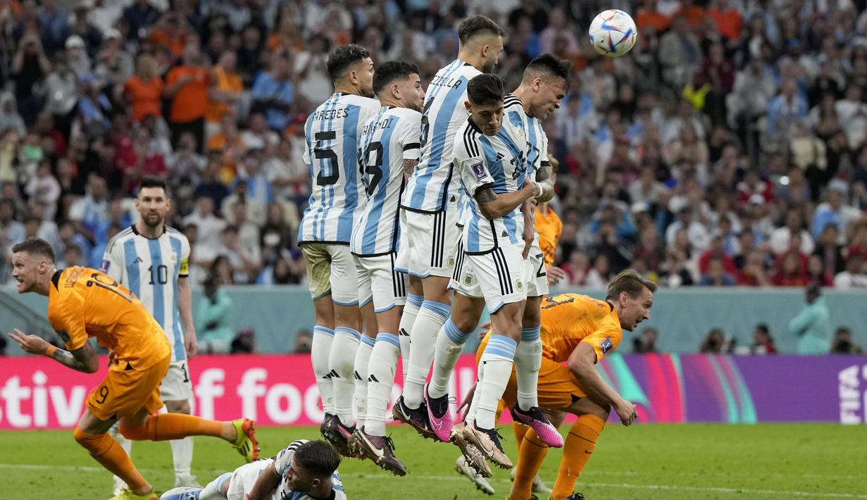 Usai tertinggal, Belanda memiliki beberapa peluang untuk menyamakan skor, di antaranya lewat dua kali tendangan bebas yang sayangnya masih belum berbuah gol akibat penyelesaian akhir yang buruk. Skor 1-0 pun bertahan hingga babak pertama usai. (AP/Ricardo Mazalan)