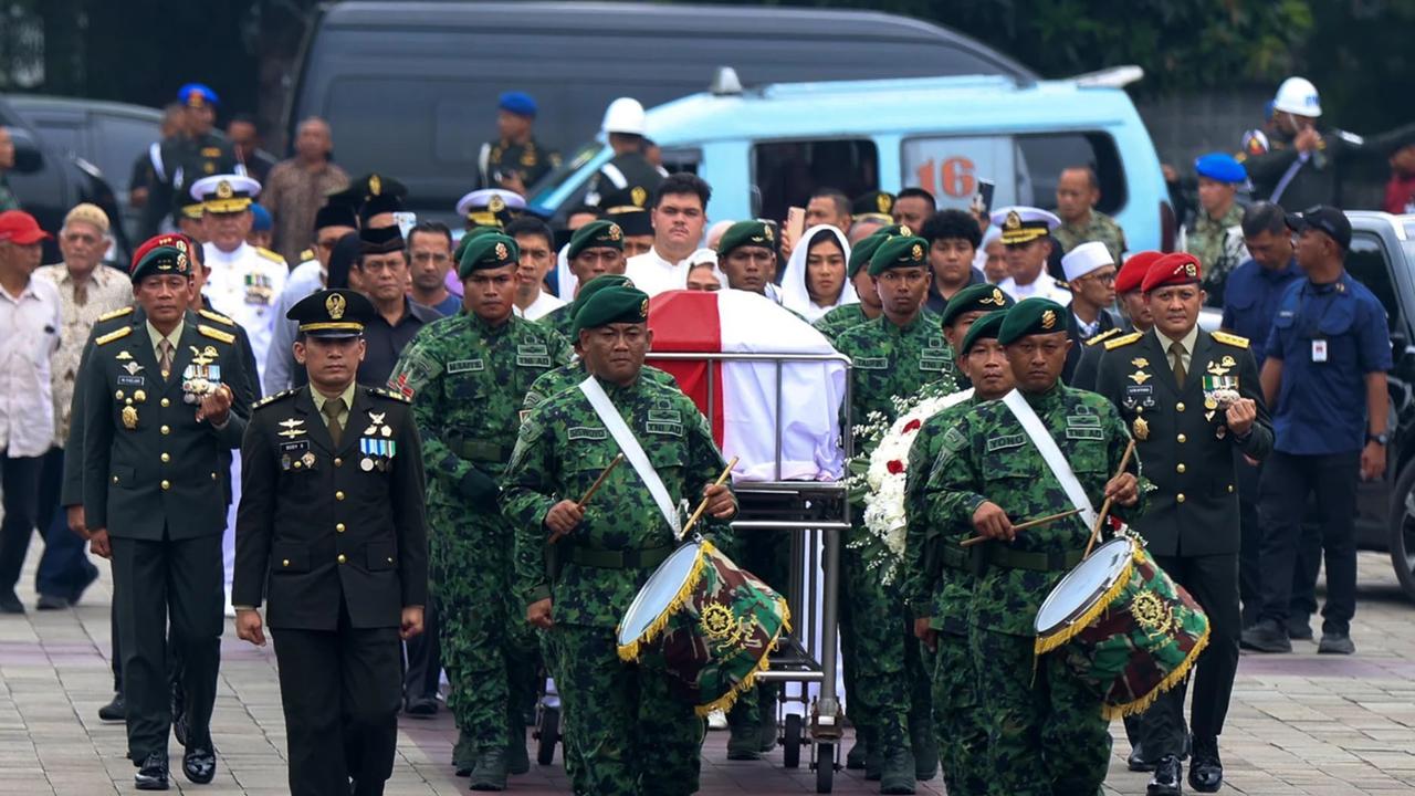 FOTO: Ryamizard Ryacudu Dimakamkan Secara Militer di TMP Kalibata