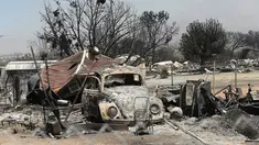 Sebuah mobil Volkswagen Beetle yang berada di antara puing-puing rumah terlihat hangus terbakar di perkampungan Erskine setelah kebakaran hebat melahap lahan di sepanjang South Lake, California, AS (24/6). (REUTERS/Noah Berger)