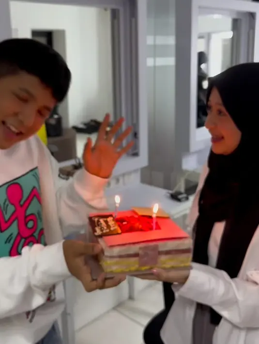 <p>Jirayut mengatakan bahwa dia menulis kalimat spesial untuk Halda yang diukir di atas kue ulang tahunnya. (Foto: Instagram/ jirayutdaa4official)</p>