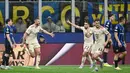 Di menit ke-76, Bayern Munchen berhasil menyamakan kedudukan lewat tandukan Eric Dier yang mengarah ke sisi terjauh gawang Inter Milan. Hingga akhir pertandingan skor imbang 2-2 tidak berubah. (Isabella BONOTTO/AFP)