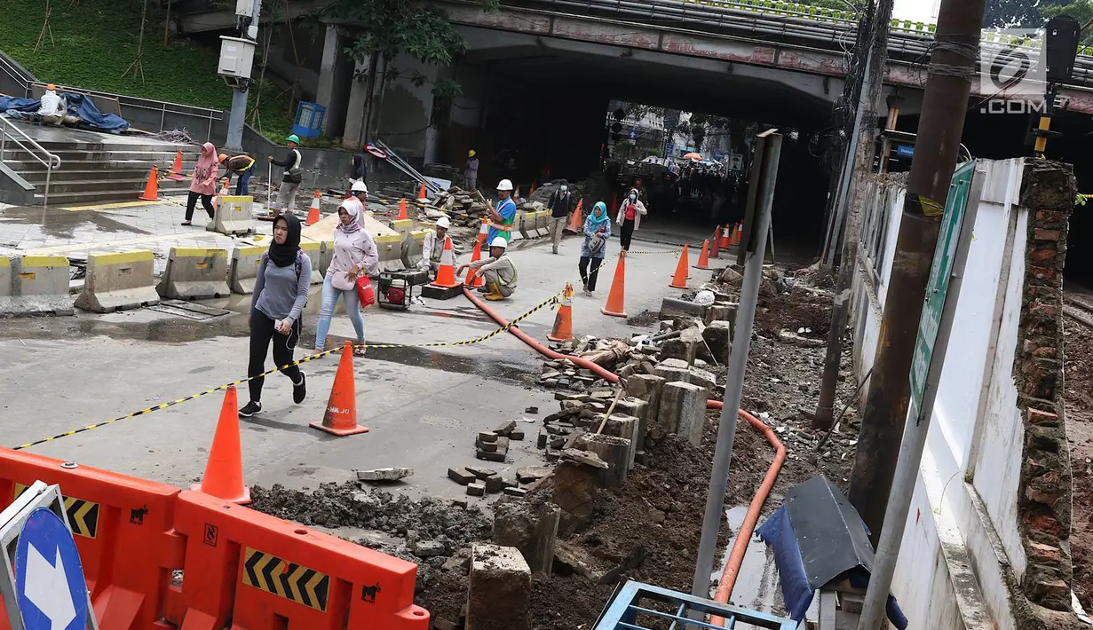 Pejalan kaki melewati underpass Sudirman yang ditutup bagi kendaraan bermotor di Jalan Kendal, Jakarta, Selasa (5/3). Penutupan juga untuk menunjang pengoperasian MRT Jakarta yang mulai beroperasi akhir Maret 2019. (Liputan6.com/Immanuel Antonius)