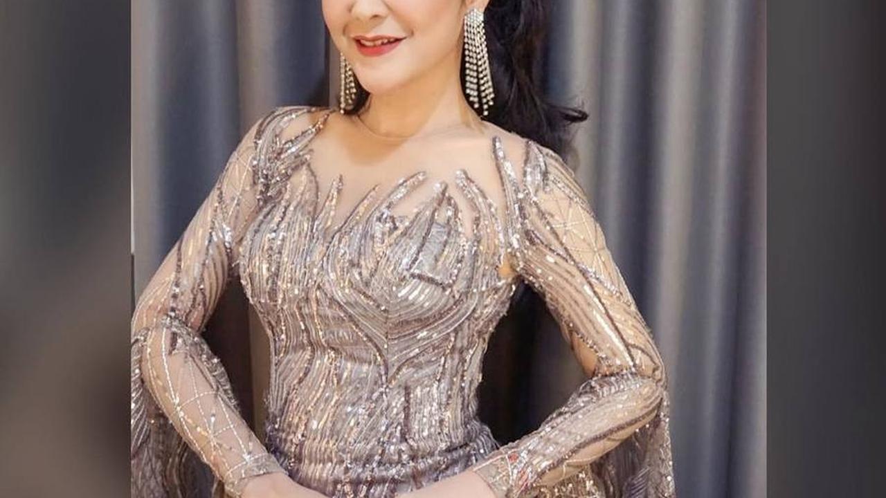 Uut Permatasari, yang memiliki nama asli Utami Suryaningsih, adalah penyanyi dangdut terkenal yang dikenal dengan suara khasnya dan penampilan yang memikat.<br>