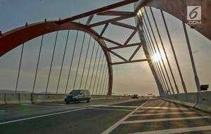 Kendaraan pemudik melintas di Jembatan Kalikuto di ruas jalan tol Batang - Semarang, Jawa Tengah, Minggu (2/6/2019). Memasuki H-3 Lebaran, kepolisian dan pengelola jalan tol masih memberlakukan jalan tol satu arah (One Way) dari Jakarta menuju Semarang. (Liputan6.com/Herman Zakharia)