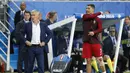 Gaya Cristiano Ronaldo saat berada dipinggir lapangan bersama pelatih Prancis, Didier Deschamps pada Final Piala Eropa 2016 di Stade de France, Saint-Denis, Paris,(11/7/2016) dini hari WIB. (REUTERS/Darren Staples)