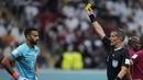 Kiper Qatar, Saad Al Sheed pun diganjar oleh wasit Daniele Orsato berupa kartu kuning pertama di Piala Dunia 2022. (AP/Manu Fernandez)