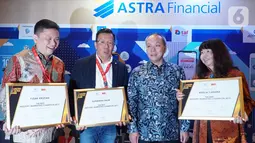 Direktur PT Astra International Tbk, Director in Charge Astra Financial Suparno Dasmin (kedua kanan) foto bersama dengan penerima penghargaan Marketeer of The Year Award 2019 di Jakarta, Rabu (4/12/2019). Grup Astra dianugerahi sebagai The Best Industry Marketing Champion 2019.(Liputan6.com/HO/Eko)