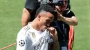 Bek Real Madrid, Eder Militao mencium logo jersey klub barunya selama pengenal dirinya di stadion Santiago Bernabeu di Madrid, Spanyol (10/7/2019). Pemain berusia 21 tahun ini menandatangani kontrak selama enam tahun di Real Madrid. (AP Photo/Manu Fernandez)