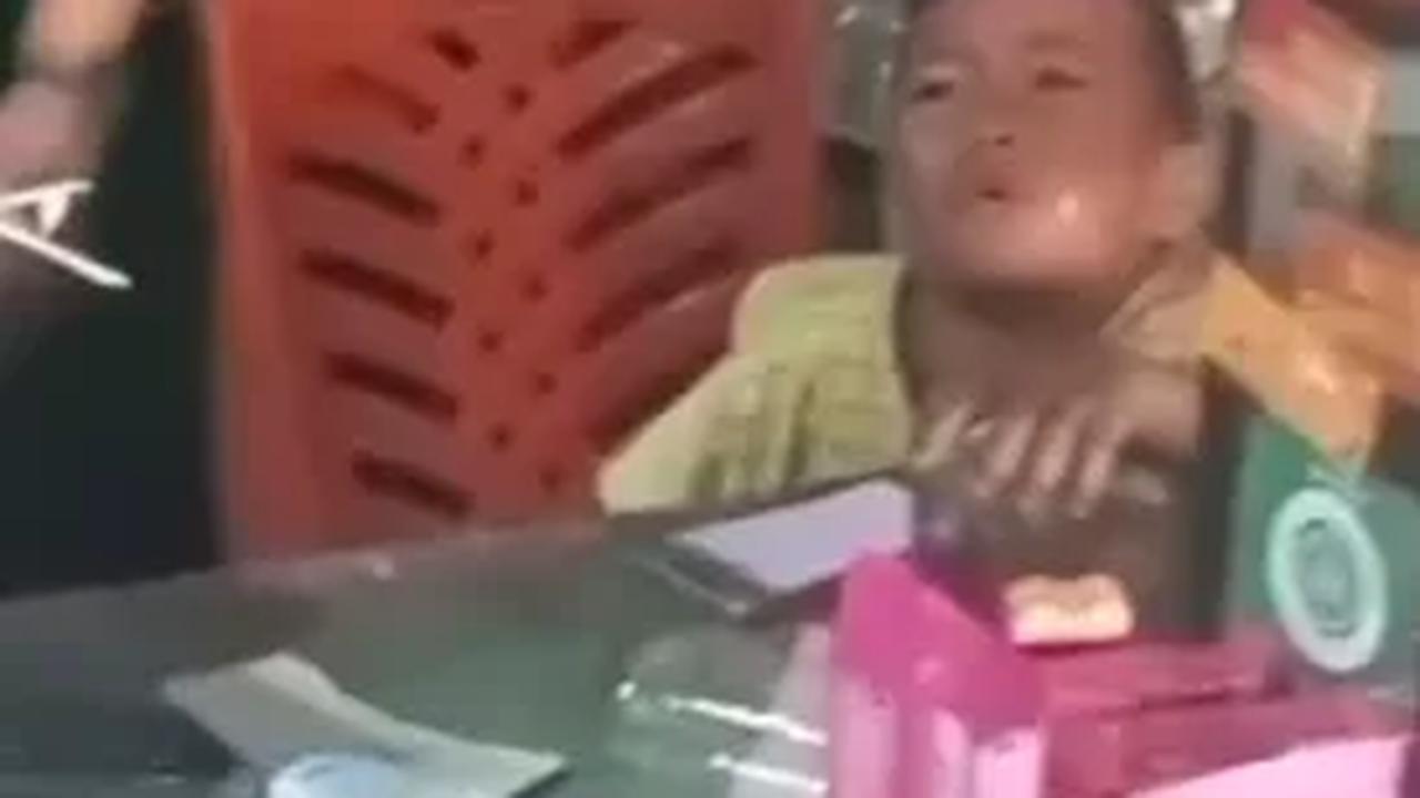 "Berdiri di sini kau," ungkap sang tentara.