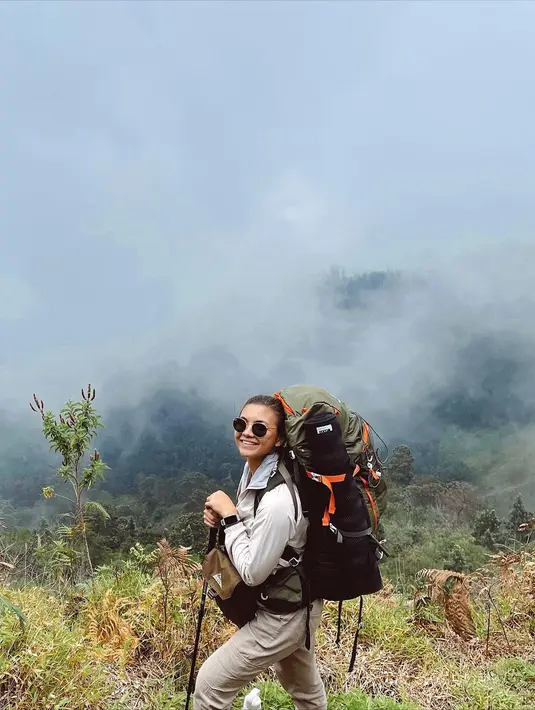 Tak sekedar menikmati indahnya alam yang ada di dataran rendah saja, Angela Gilsha juga sampai ke puncak gunung. (Foto: Instagram/@angelagilsha)