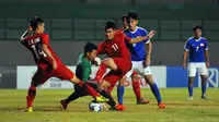 Duel Vietnam vs Singapura pada laga terakhir penyisihan Grup A Piala AFF U-19 2018 di Stadion Gelora Joko Samudro, Gresik, Senin (9/7/2018). (Bola.com/Zaidan Nazarul)