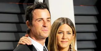 Jennifer Aniston dan Justin Theroux berpisah. Namun ternyata penyebabnya bukanlah Brad Pitt atau perselingkuhan. (Gregg DeGuire/Getty Images/USMagazine)