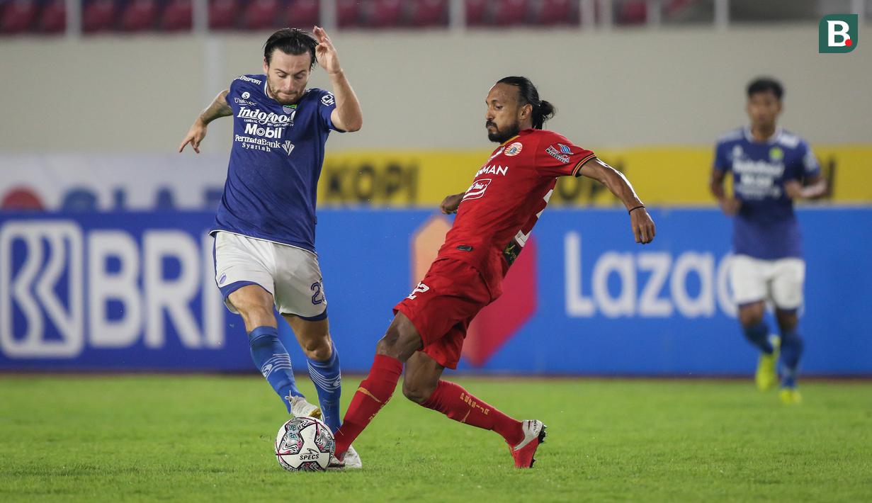 Pemain Persib Bandung, Marc Klok (kiri) berebut bola dengan pemain Persija Jakarta, Rohit Chand dalam laga pekan ke-12 BRI Liga 1 2021/2022 di Stadion Manahan, Solo, Sabtu (20/11/2021). (Bola.com/Bagaskara Lazuardi)