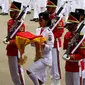 Anggota Pasukan Pengibar Bendera Pusaka (Paskibraka) asal Jawa Timur, Fariza Putri Salsabila membawa baki yang terdapat Sang Merah Putih saat Upacara Peringatan Detik-detik Proklamasi di Istana Merdeka, Jakarta, Kamis (17/8). (Liputan6.com/Pool)