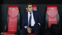 Pelatih Athletic Bilbao, Ernesto Valverde, saat laga lanjutan La Liga melawan Sevilla di Stadion Sanchez Pizjuan (02/03/2017). Ernesto Valverde dikabarkan menjadi suksesor Luis Enrique di Barcelona. (EPA/Jose Manuel Vidal)