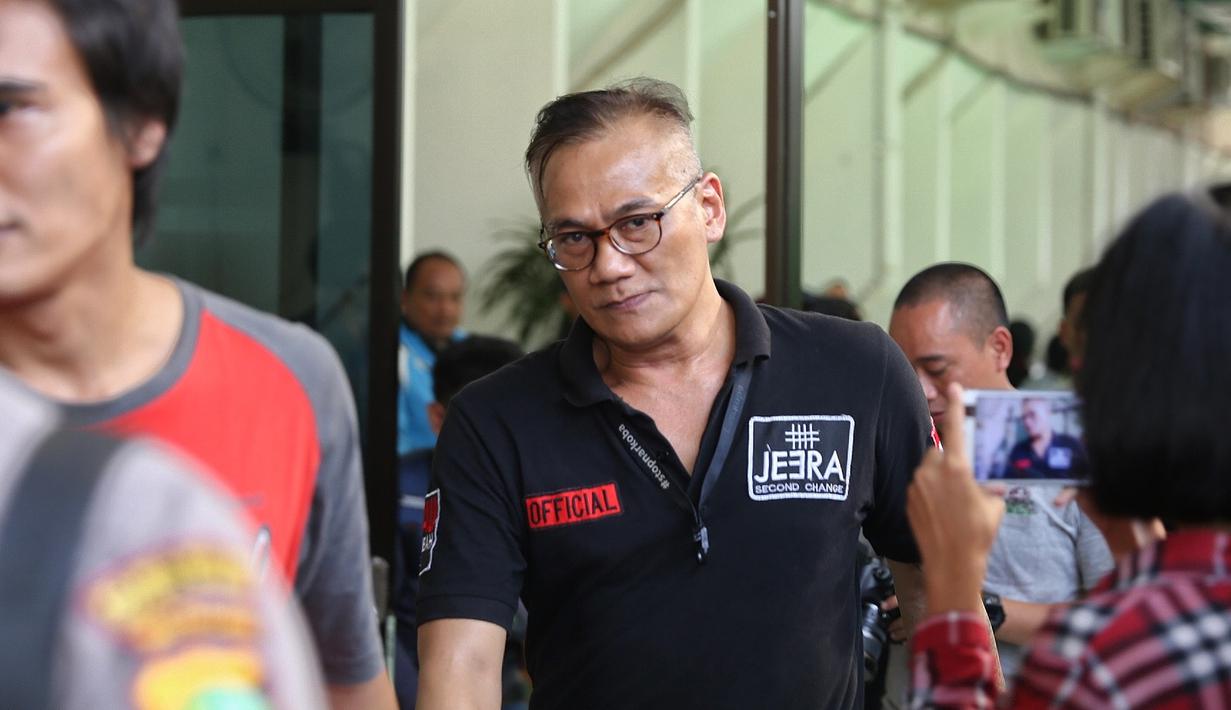 Jalan Pincang Tio Pakusadewo Hadiri Sidang Kasus  Narkoba 