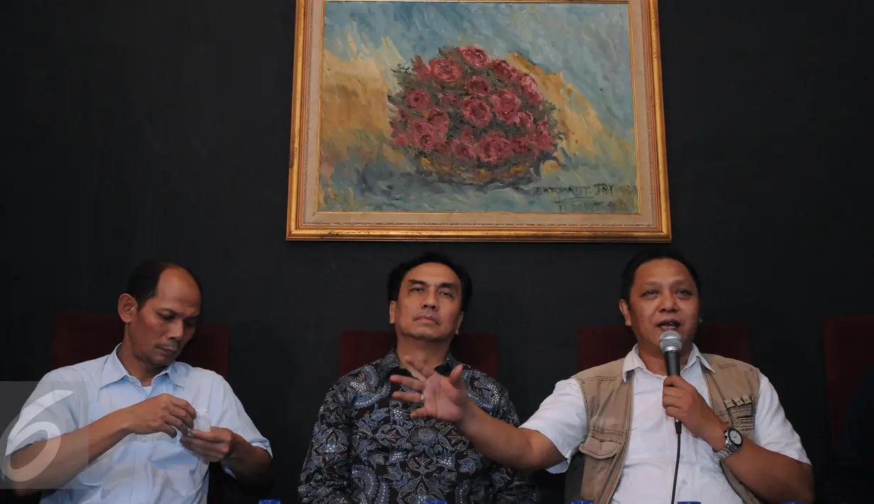Koordinator Gerakan Indonesia Bersih, Adhie M Massardi‎ saat menjadi narasumber pada diskusi Membongkar Rahasia Terdalam Freeport di Jakarta, Minggu (22/11/2015). Diskusi menghadirkan sejumlah tokoh politik dan ekonomi. (Liputan6.com/Helmi Fithriansyah)